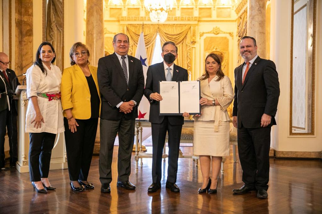 Presidente Cortizo Cohen Sanciona Ley Para El Perfeccionamiento