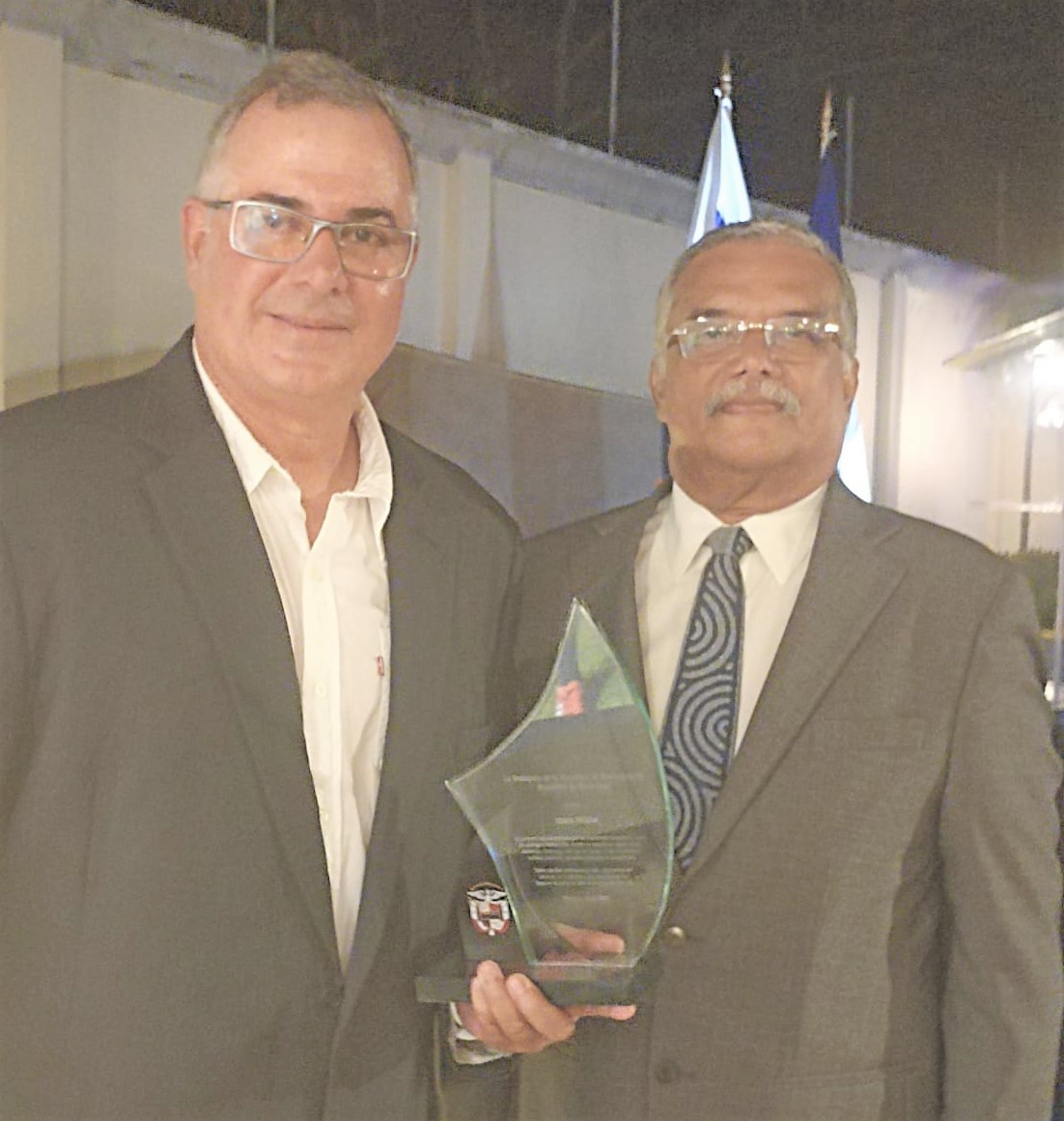 Lenin  Picota,  leyenda del béisbol  en Centroamérica, recibe homenaje  por por parte de la embajada de Panamá en Nicaragua