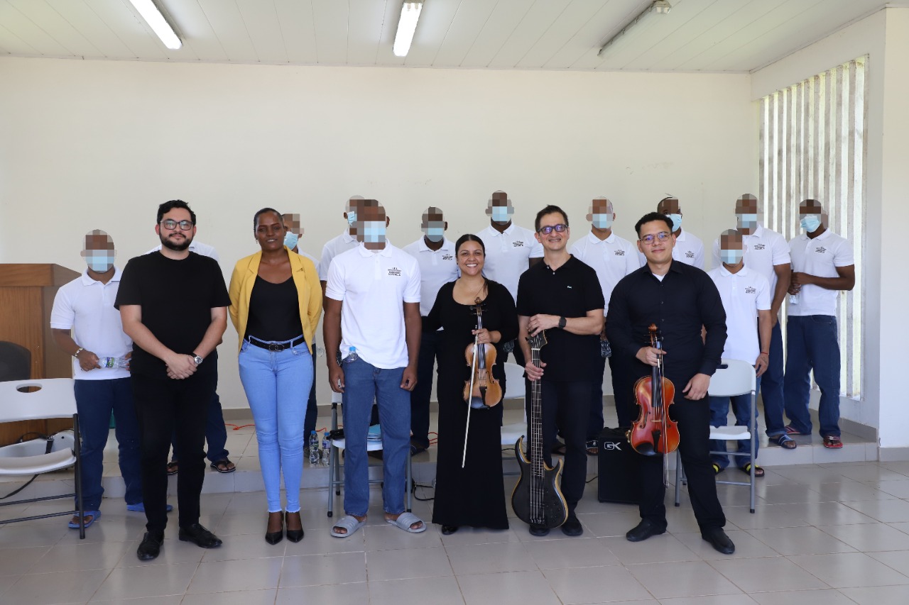 Realizan primer concierto de captación para la Orquesta Juvenil del  Instituto de Estudios Interdisciplinarios  Panamá, 26 de septiembre de 2022.  Atraídos  por las melodiosas notas de los violines, la viola y el bajo, doce jóvenes del Centro de Custodia y Cumplimiento Basilio Lakas (CCCBL) de la provincia de Colón, participaron del primer concierto de captación para los quintetos musicales de la “Orquesta Juvenil del Instituto de Estudios Interdisciplinarios” con el apoyo de la Red Nacional de Orquestas y Coros Infantiles y Juveniles del Ministerio de Cultura (MiCultura).  “La música es como un regalo del cielo que nos mandan para  poder conectarnos con la naturaleza y con nosotros mismos como personas, nuestra función principal es enseñarla a través de cada uno de los instrumentos que manejamos para separar a los jóvenes de las situaciones conflictivas y modificar sus conductas”, afirmó Jesús Marino Gómez, coordinador de la Red de Orquestas de MiCultura Módulo de San Miguelito.  Entre las melodías interpretadas por los músicos del cuarteto de cuerdas  se destacaron una variedad de ritmos entre el vals,  tango argentino, pasillos panameños como el “Suspiro de una Fea”, al igual que estilos bailables con el tema “Despacito”, entre otros que lograron cautivar y despertar el entusiasmo entre los internos aspirantes a formar parte de la orquesta.  “Nos sentimos muy agradecidos por este momento y por la música que nos han interpretado, ha sido algo tan agradable, un sano esparcimiento, gracias por  compartir con nosotros, nos ha gustado mucho. Hay talento y es algo que deseamos aprender para perfeccionarnos en este arte”, indicó uno de los adolescentes presentes.   De igual manera;  Enoiry Sulbaran, profesora de violín  de MiCultura, manifestó que “me encanta esta iniciativa es de gran valor, ya que nos permite apoyar a los muchachos para que puedan resocializarse y aprender una disciplina artística e incorporarse nuevamente a las sociedad”, puntualizó.   Kerube Catui, directora del CCCBL, subrayó que el proyecto esp