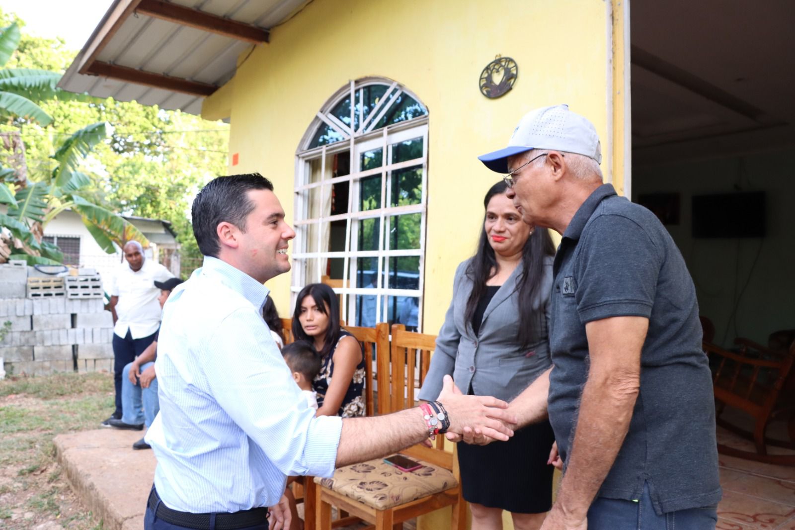 Gaby Carrizo se acerca a diferentes comunidades para escuchar a la población.  