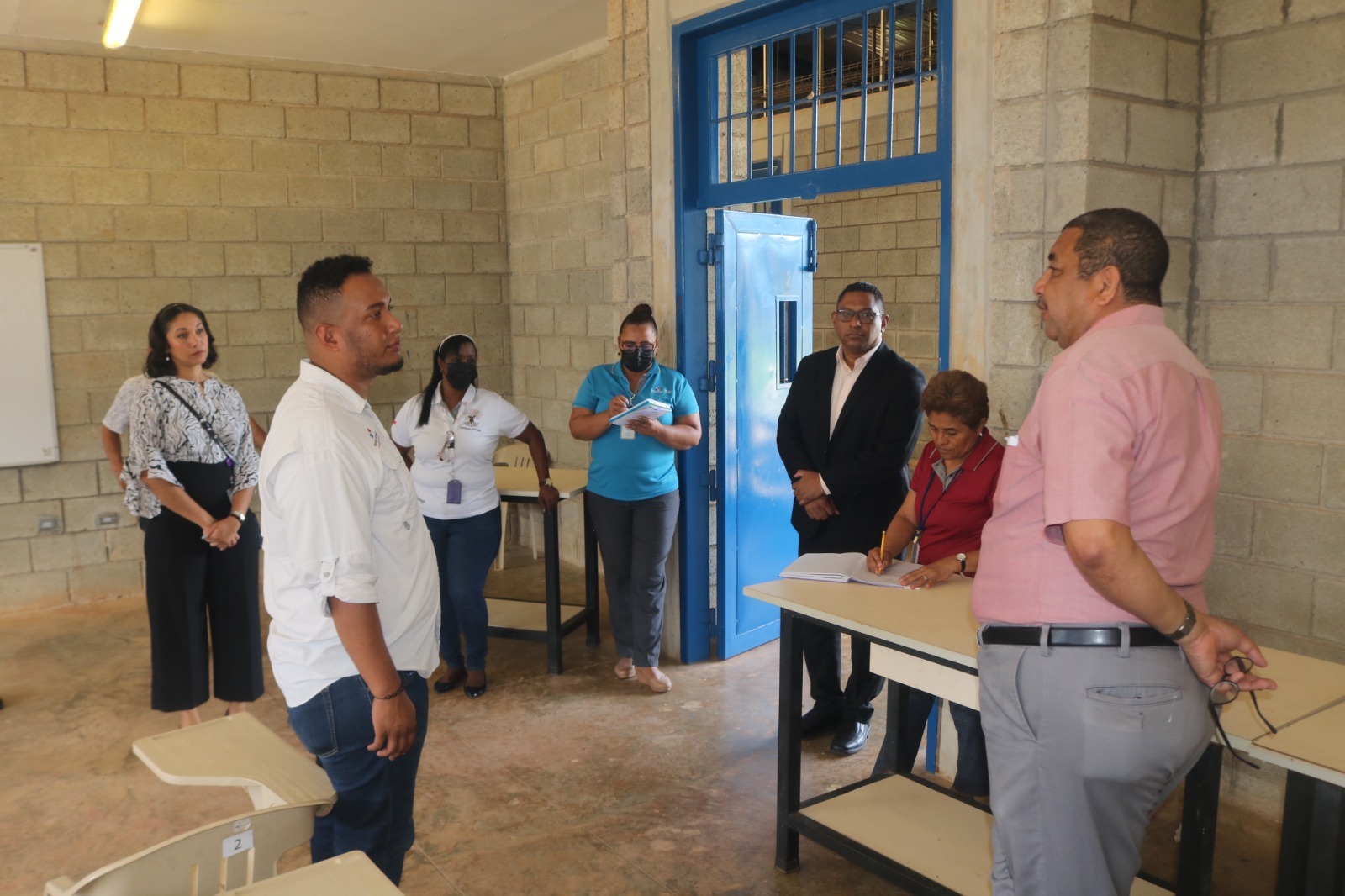 Dan los primeros pasos para extender programa universitario a La Nueva Joya  Panamá, 19 de junio de 2023.  - Equipos del Anexo Universitario de la Universidad de Panamá (UP) y la Dirección General del Sistema Penitenciario realizaron un recorrido por las instalaciones de La Nueva Joya, observando los espacios con el propósito de extender el programa universitario a las personas privadas de libertad del Complejo Penitenciario La Joya.  Eliécer González, jefe del Departamento de Tratamiento y Rehabilitación del Sistema Penitenciario, indicó que el objetivo es brindarles la oportunidad a los privados de libertad que culminen sus bachilleres, y que  puedan optar por un título universitario, teniendo en cuenta que la educación es una herramienta importante y efectiva en el proceso de resocialización.   González detalló que actualmente hay 225 personas privadas de libertad cursando estudios superiores en todo el país y que de la mano con la Universidad de Panamá, la idea es aumentar esa oferta educativa.   En el recorrido estuvo presente José Álvaro, coordinador del anexo universitario en el Centro Femenino de Rehabilitación, así como los profesores Gilberto Marulanda y Lilian Ruiz.   El Ministerio de Gobierno y la Universidad de Panamá mantienen un acuerdo de cooperación y  se encuentra en revisión  para ampliar su  alcance.