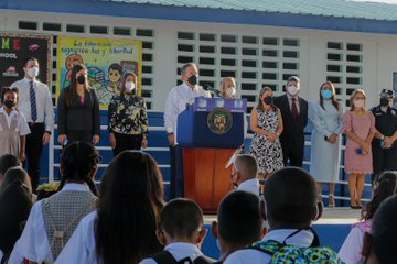 Luego de dos años de enfrentar la pandemia, presidente Cortizo Cohen  y su equipo de trabajo acompañan a los estudiantes en el retorno a las aulas de clases