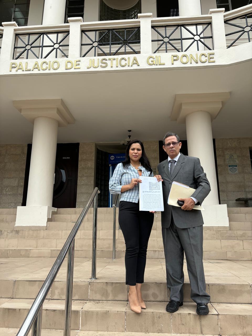 Los abogados Ana Lorena Cárdenas y Juan Ramón Sevillano.  Ayer en las escalinatas de la Corte.