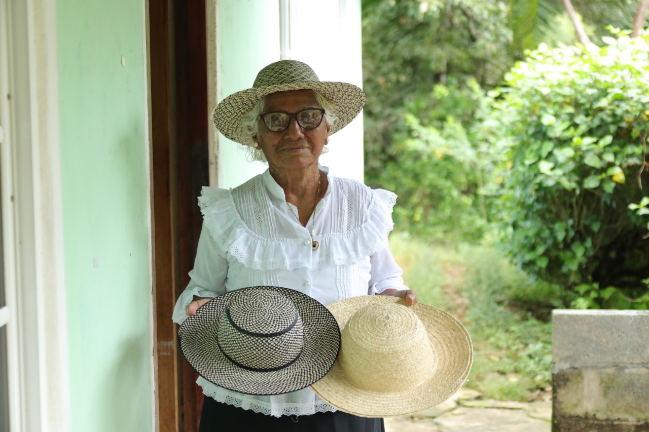 Cenia y Fulvia, las madres artesanas de Coclé que educaron a sus hijos con la confección de sombreros a mano