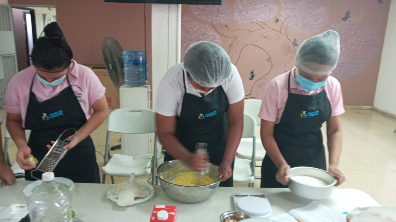 Inician taller de emprendimiento en repostería 