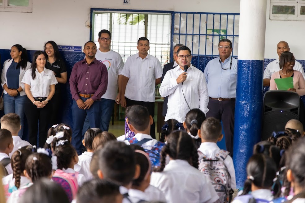 Ministro de Gobierno  da la bienvenida al año lectivo a los estudiantes del colegio   María Ossa De Amador