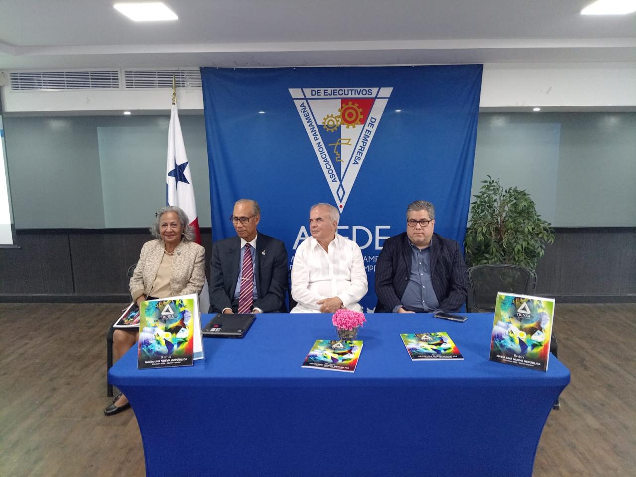 Desde la izquierda, Dagmar de Álvarez, vicepresidenta de Trinka; Miguel A. Cañizalez, presidente, y los consultores René Quevedo y Ricardo Herrera.